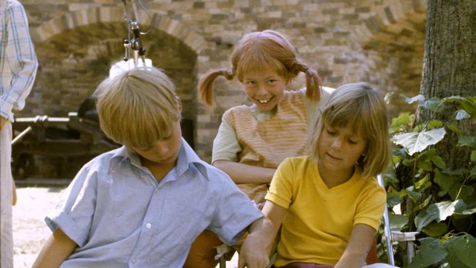Pär Sundberg ("Tommy"), Inger Nilsson ("Pippi") och Maria Persson ("Annika") läser ur manuskriptet under filminspelningen av "Pippi på de sju haven" på borggården i Vaxholms fästning i augusti 1969. 