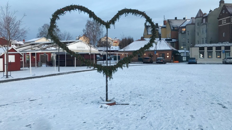 Den mäktiga julgranen mitt i den planerade isbanan på Västervikstorget har den här säsongen ersatts av ett hjärta.