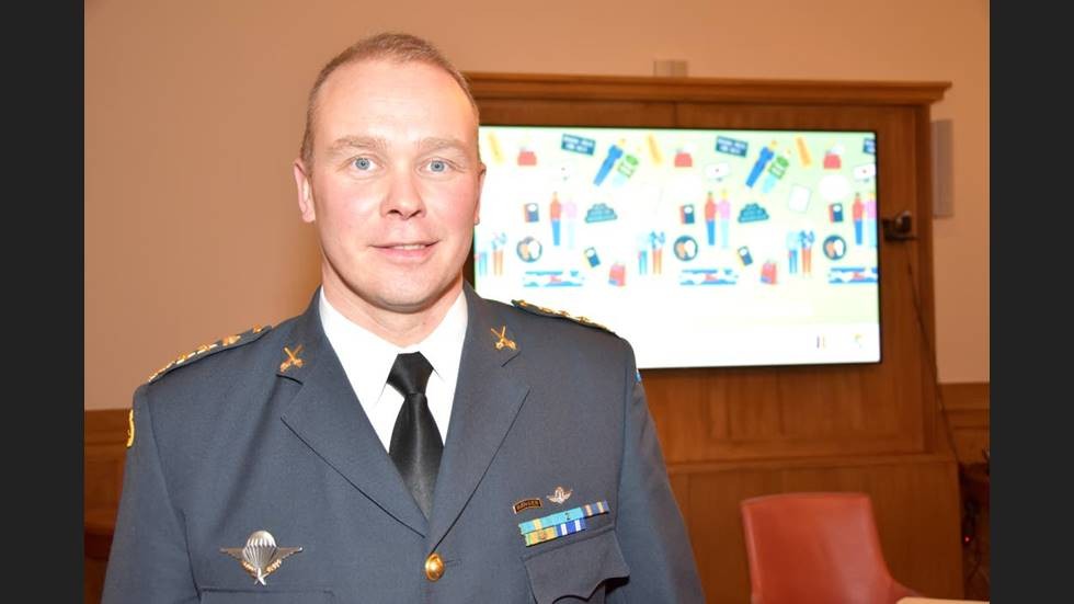 Överstelöjtnant Mathias Holmqvist, chef för arméns jägarbataljon i Arvidsjaur, vill invänta ÖB:s rapport den 15 november. (Arkivbild)