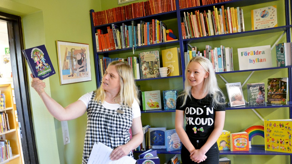 Nathea Anemyr (till höger) intervjuas av Noomi Lindberg på biblioteket i Vimmerby om den nya boken "Sockdrottningen i landet annorlunda".