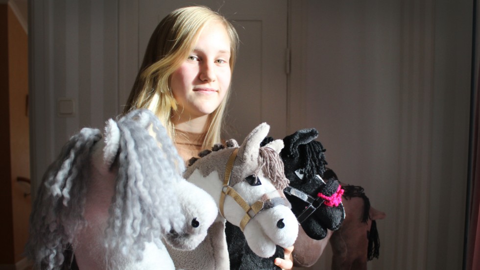 13-åriga Elin Andersson massproducerar sina hemmasydda käpphästar med träns och grimmor med många detaljer. 