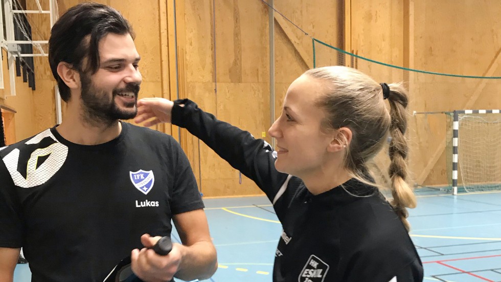 Tränaren Lukas Sjöström överraskades på 25-årsdagen med presenter och kram av lagkaptenen Veronika Larsson.