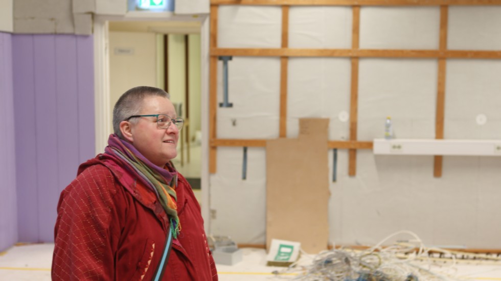 Marie Larsson, konstnär och Ekstabo, ser sig om i Kulturskolans gamla lokaler. Det kan bli aktuellt att hyra ett rum, men det måste vara en rimlig hyra. 