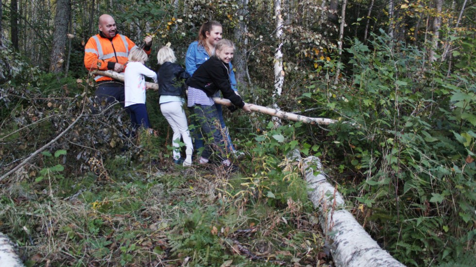 Johan Tildemyr får hjälp av flitiga scouter i terrängen där man ska bygga en hinderbana för både barn och vuxna.