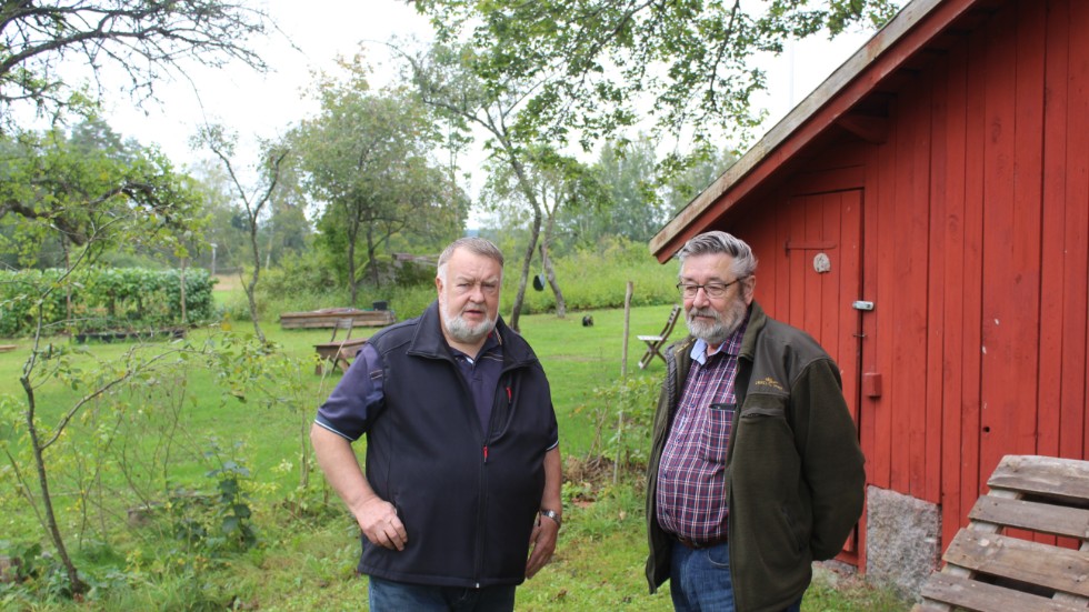 Carl-Jan Kälevall och Karl-Ing Gustafsson står där det kommer att byggas en handikapptoalett under nästa vår