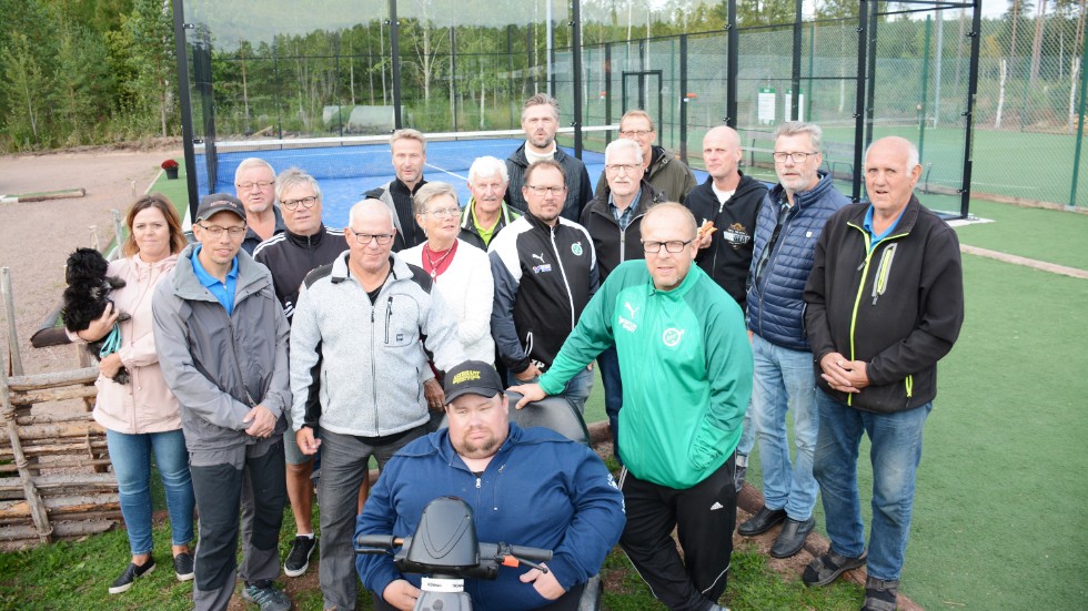 Ett starkt arbetslag som lagt ner minst 400 ideella timmar på padelbanan som blivit en succe vid idrottsplatsen i Storebro.