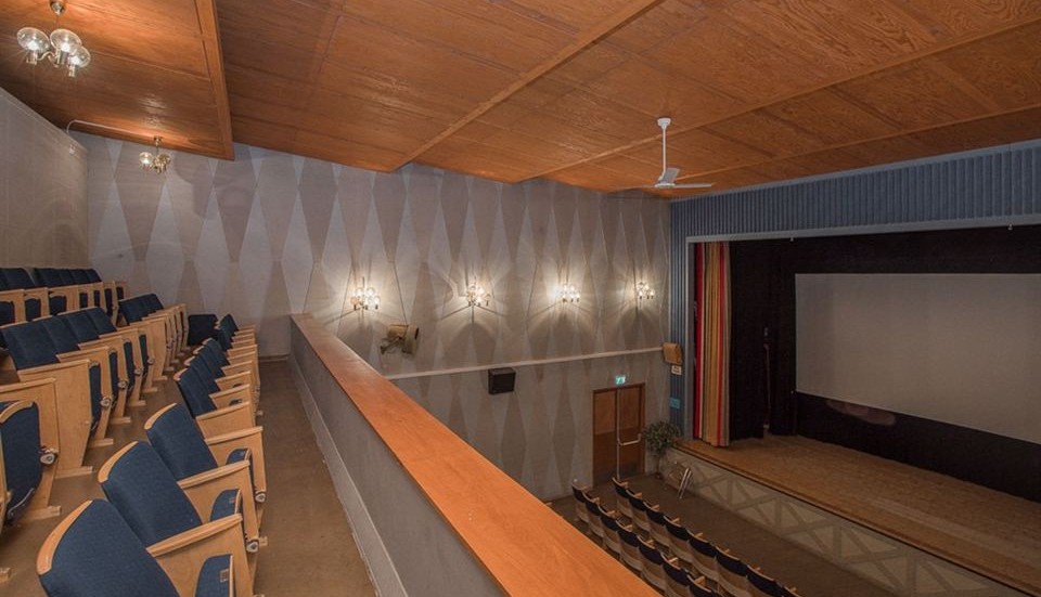 Biografsalongen är utrustad både med digital och gammaldags analog anläggning för filmvisning.