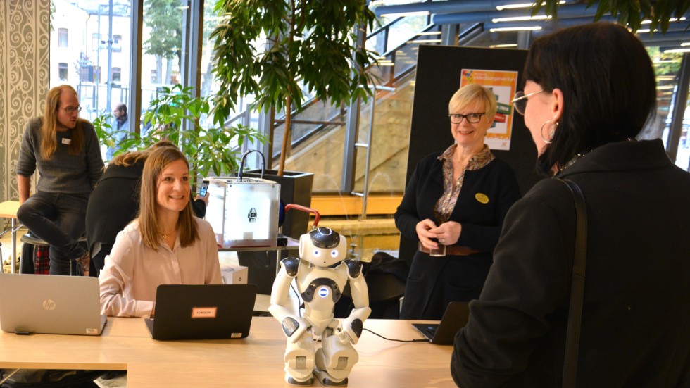 Maria Skoog Andersson och Kerstin Westerberg från Digitaliseringsavdelningen pratade med förbipasserande som roades av roboten Noas dans.