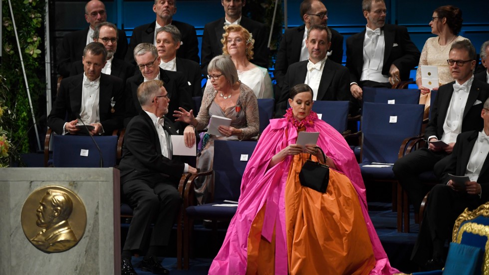 Sara Danius har dött efter en tids sjukdom, 57 år gammal. Här syns hon vid Nobelprisutdelningen 2018, i en klänning som av många tolkade som en markering eller protest.