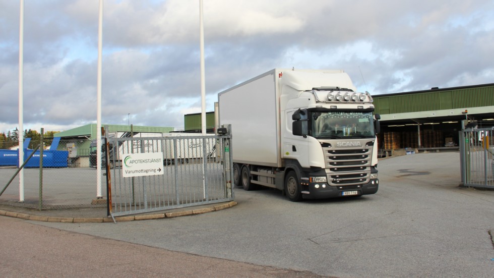 När UNT besökte Apotekstjänsts varumottagning i Boländerna fick man veta att åtminstone en av lastbilarna på området transporterade sjukvårdsmaterial.
