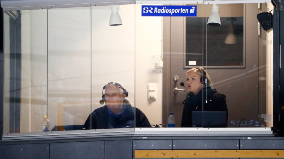 Petra Svensson tillsammans med experten Lars-Gunnar Jansson under ishockeymatch i Stångebro.