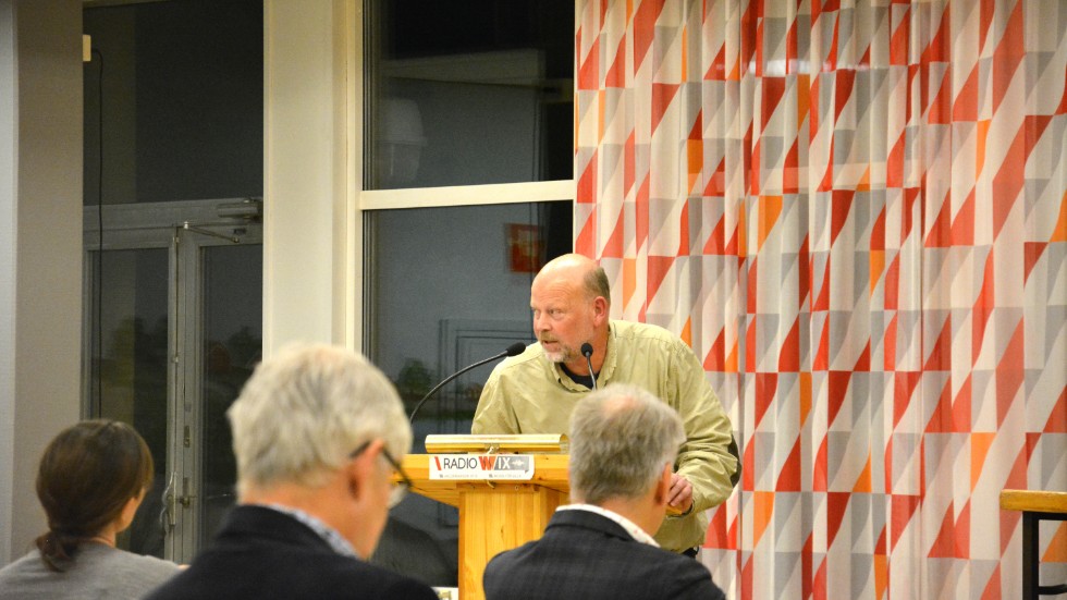 En av motionsställarna, Per Hollertz (M), argumenterade för ett kommunalt debattforum.
