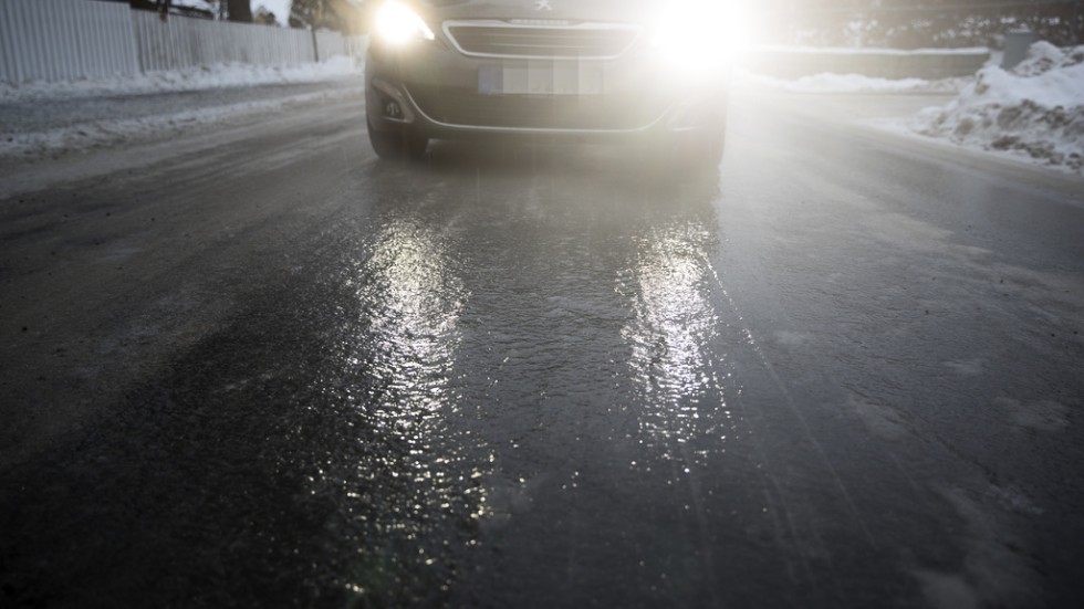 Trafikverket och SMHI varnar för is- och snöhalka. 