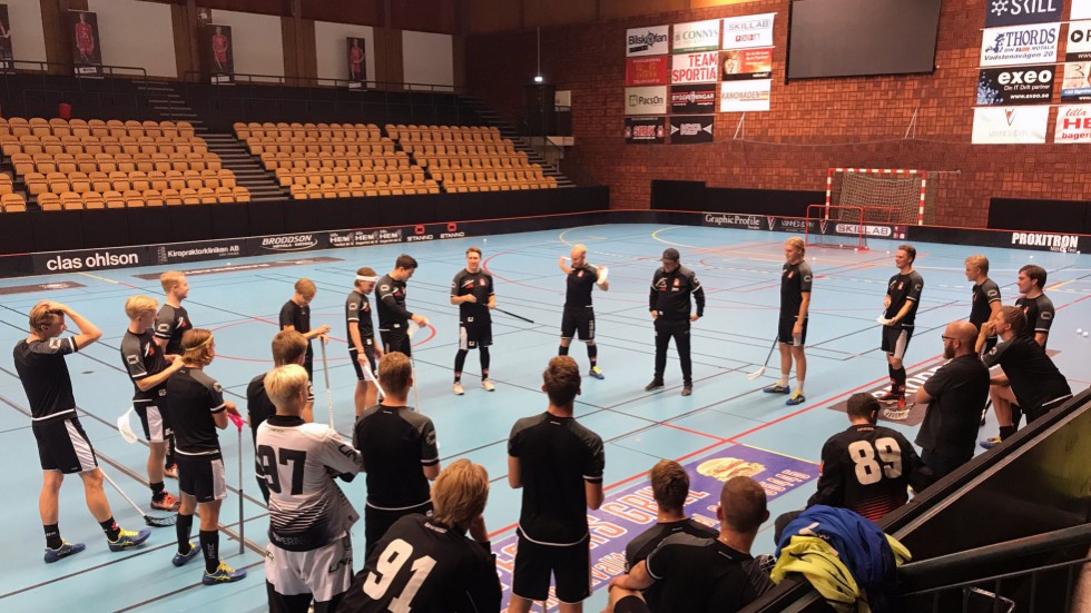 Genomgång med laget inför en av veckans träningar i Motala sporthall. Emil Stille vill coacha ett aggressivt lag, ett allround-lag som är kul att kolla på. Det är andra säsongen som Jönköpingskillen pendlar för att träna Solfjäderstaden, nu i ettan.