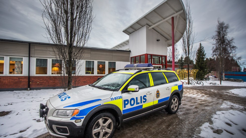 En polispatrull stannade kvar på skolan efter att eleverna gripits. 