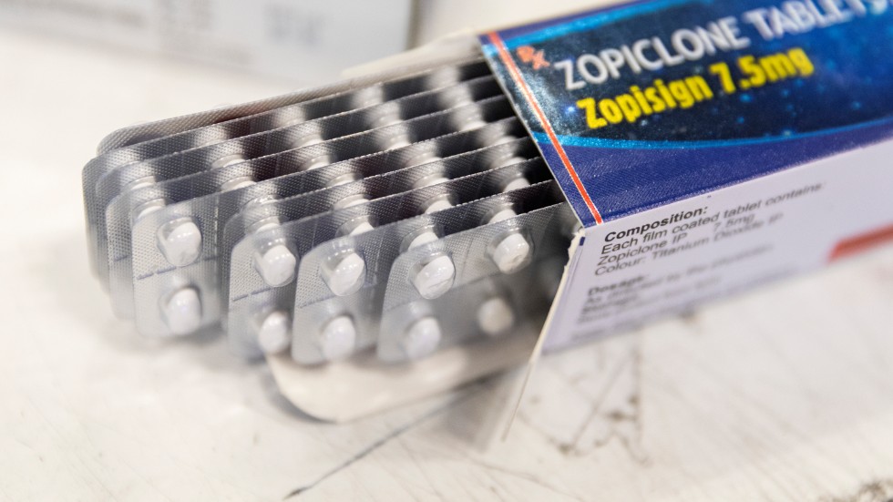 En läkare skrev vid upprepade tillfällen ut Zopiklon till sig själv. Zopiklon är en läkemedelssubstans som framför allt används för behandling av tillfälliga sömnbesvär. 