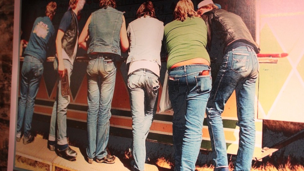 En av de många bilderna i utställningen. Just den här ett talande exempel för "raggaruniformen". Jeans och träskor.