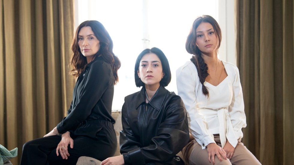 TV-serien Kalifat ger ettt utifrånperspektiv på svenska muslimer, skriver Olivia Saad.  Bilden visar Aliette Opheim, Gizem Erdogan och Nora Rios som spelar huvudrollerna i serien.