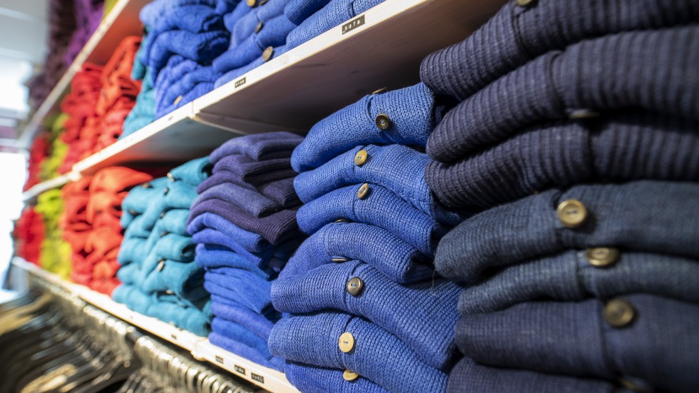 Gör medvetna klädval i butiken – så kan ett miljövänligt tips lyda. Men det är inte så vi gör störst miljönytta. Det handlar faktiskt om att nästan sluta shoppa nytt.