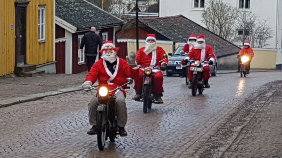 På julaftons förmiddag kommer ett par tomtar på motorcyklar ta en sväng runt stan.