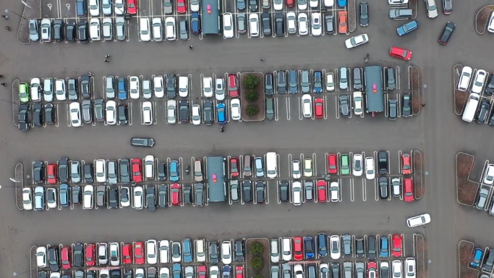 Full fart bland bilarna på Ingelsta köpcentrums parkeringsplats under julhandeln.