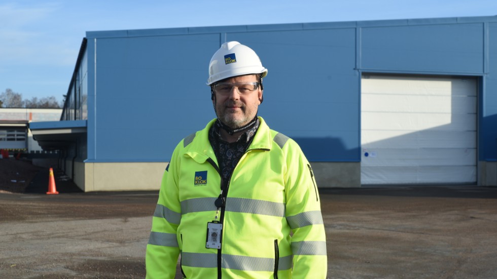 Andreas Knutsson är projektledare för investeringen på 250 miljoner kronor i Bokloks anläggning i Gullringen. Här ses han framför den nya byggnaden för virkeshantering som redan tagits i drift.
