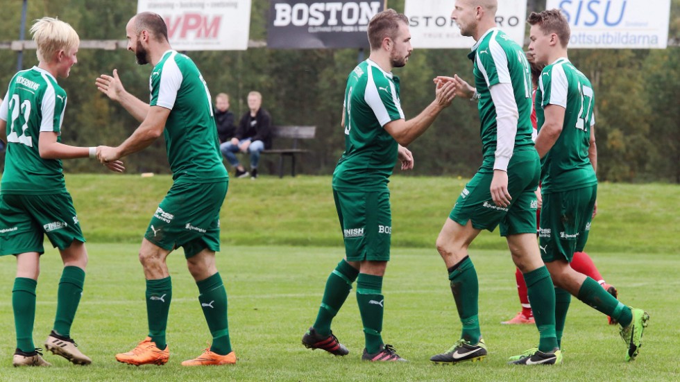 Klapp-klapp. Här firar Storebro ett mål. På bilden ses Hampus Carlsson, Kadrija Husic, Filip Karlsson, Johan Carlsson och Robin Flöisbon. 