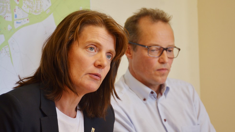 Nu kräver socialdemokraterna att majoriteten ska ta ifrån Ingela Nilsson Nachtweij (C) uppdraget som ordförande i kommunstyrelsen. I bakgrunden Peter Karlsson (C) ordförande i centergruppens styrelse. Vi söker båda för kommentar.