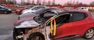 Flera bilar förstörda på parkering
