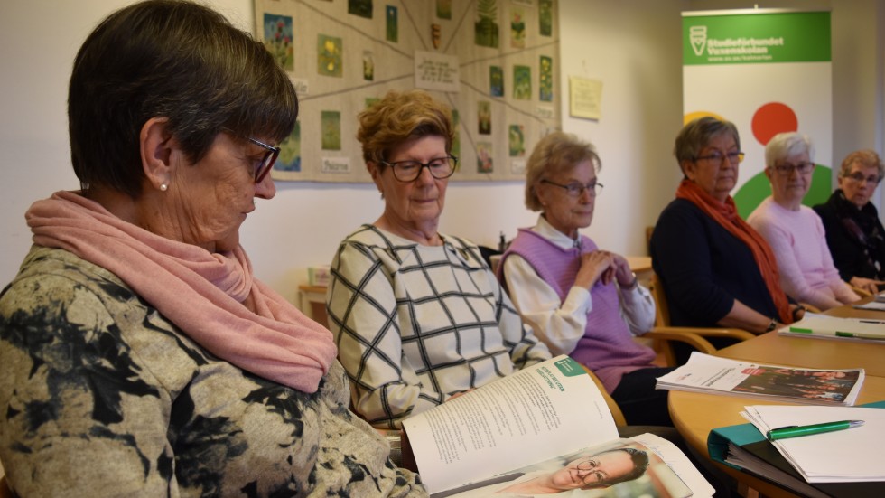 Birgitta Karlsson leder kursen som handlar om att bryta ensamhet. Nu hoppas kursdeltagarna få kontakt med ensamma äldre i Vimmerby för att ge glädje i vardagen.