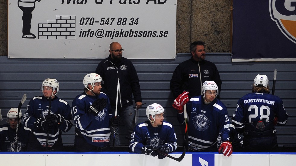 GIK-tränaren Björn Carlsson (till vänster) får ladda om med resten av laget, snart startar fortsättningsserien.