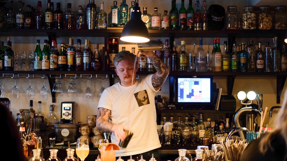 Oscar Drigoris arbetar sedan i våras i den nystartade cocktailbaren "A bar called Gemma".