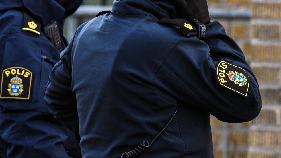 Polisen har knackat dörr efter rånet hemma hos en äldre man nära Talltullen i Katrineholm. 