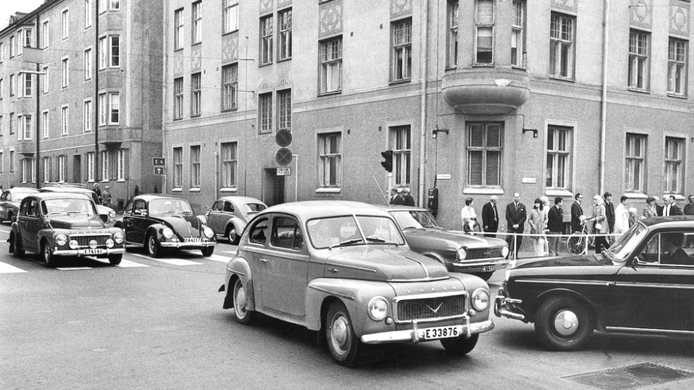 3 september 1967 och många bilister vill testa högertrafik i korsningen S:t Larsgatan-Drottninggatan i Linköping.