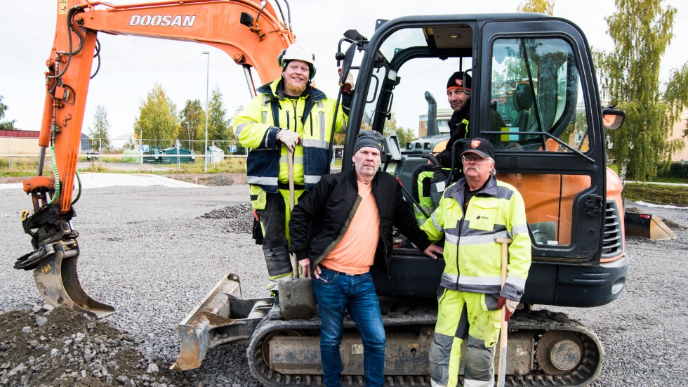 Joakim Andersson, Mika Myllykangas, Jan-Erik Eriksson och Daniel Bergström (i grävmaskinen) arbetar med att förbereda marken för den nya livsmedelsbutiken i Boden.