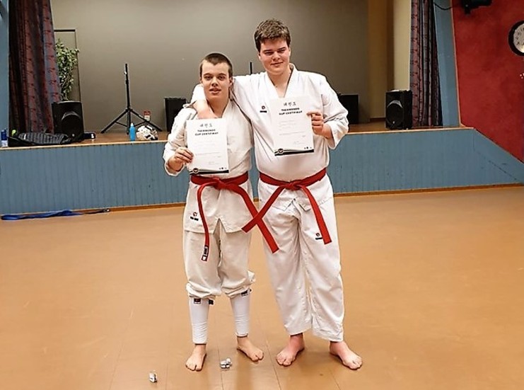 Max Fjellvind och Johannes Stenvall klarade det röda bältet i taekwondo.
