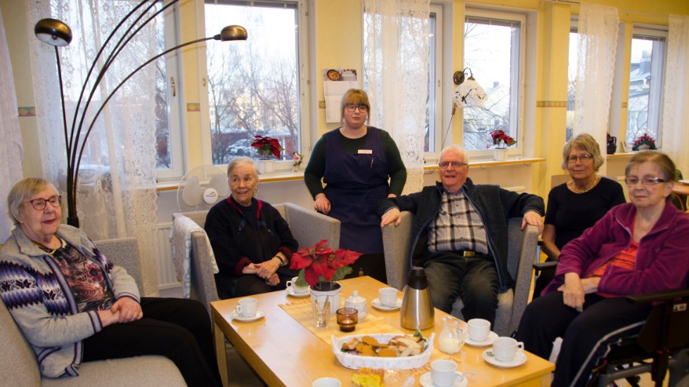 "Matlaget betyder jättemycket" säger deltagarna. Från vänster Ann-Mari Strömbäck, Barbro Emmoth, Ebba Björkman, Göran Larsson, Ulla Lundbäck och Signe Juntti.