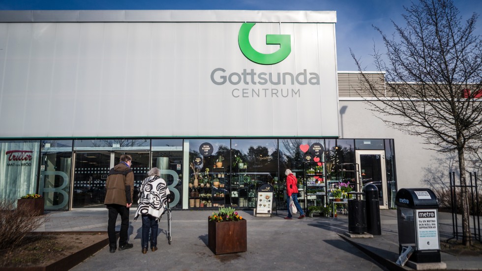 Planprogrammets ekonomiska konsekvenser för Gottsunda centrum bör ordentligt analyseras innan man säljer Gottsunda centrum, skriver Stefan Hanna, Mattias Lag och Matts Ytterström.