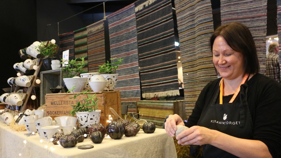 Keramikern Helena Kierman från Borernsberg satt och knådade lera mellan kunderna på marknaden.