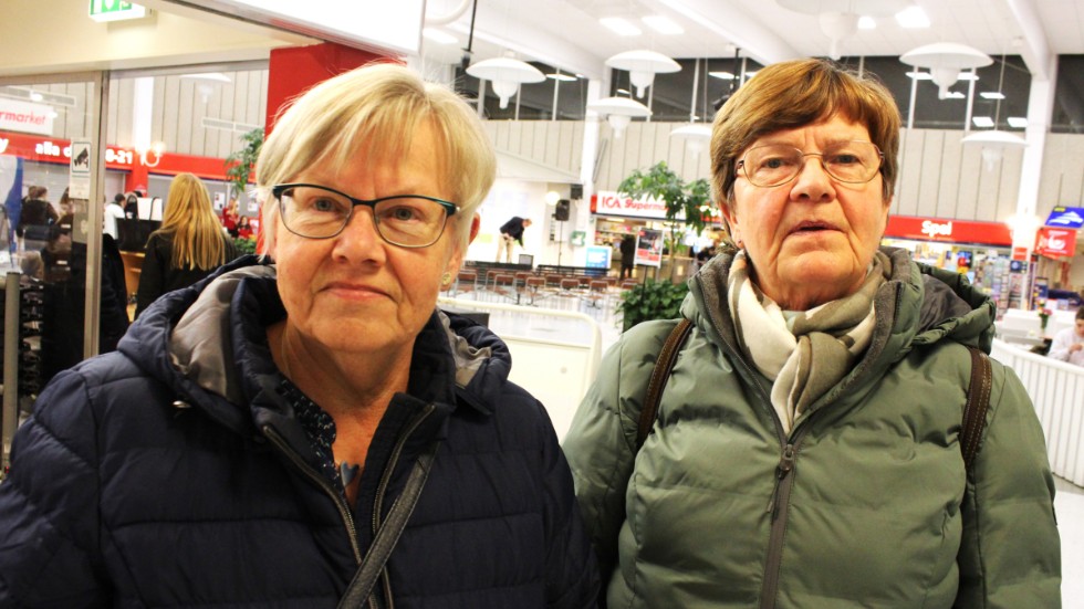 Ingegerd Rosander, till vänster, och Gunilla Kristiansson passade på att strosa under kvällen. De tror att tjejkvällen är bra för Gamleby.