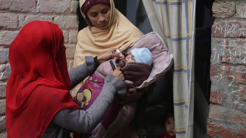Tema för årets MR-dagar är rätten till hälsa. På bilden vaccineras ett spädbarn i Lahore, Pakistan, mot polio.
