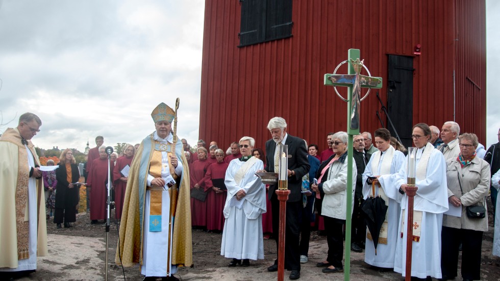Johan Dahlman, biskop i Strängnäs Stift, var den som ledde invigningen av et nya klocktornet under söndagseftermiddagen. 