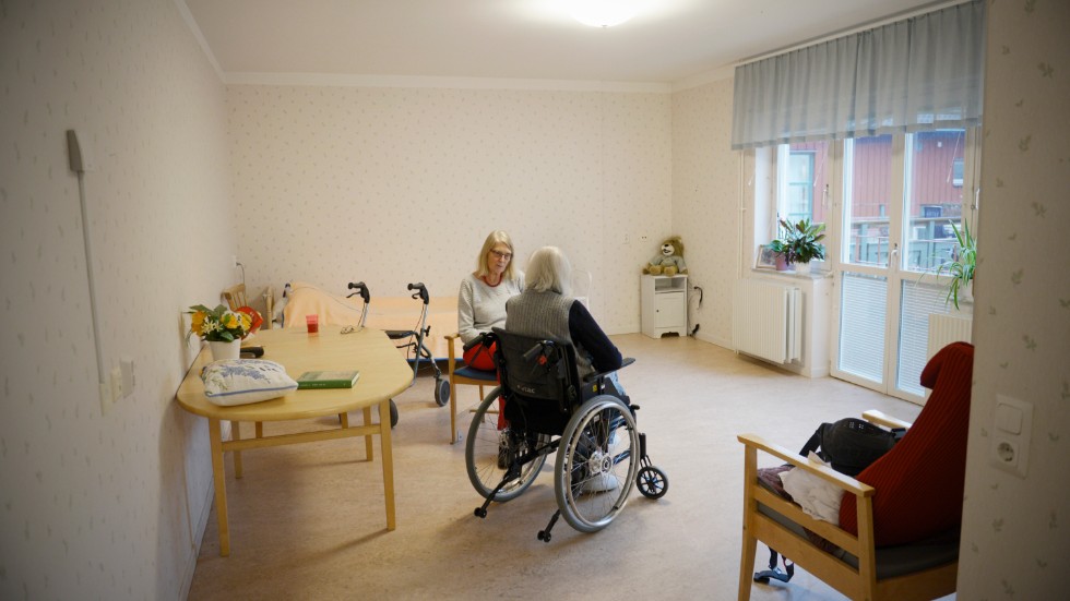 Susanne Stenberg på besök hos Astrid i hennes rum. "Mamma säger ofta att det inte känns som ett hem."