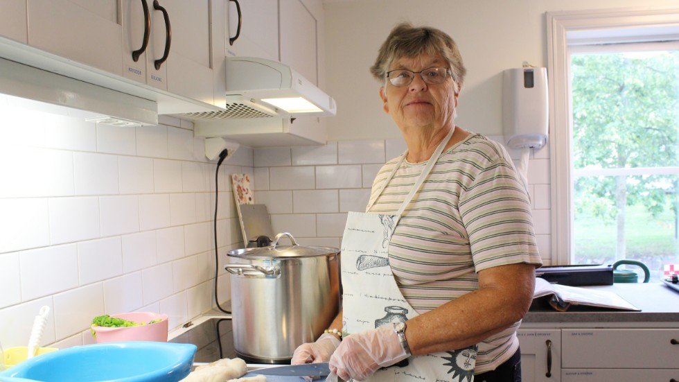 Anita Eriksson jobbar ideellt varje onsdag med att laga sopplunch till alla som vill ha.