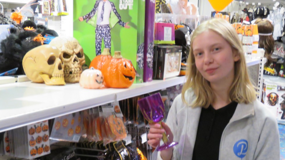 Det finns gott om tillbehör inför halloween, och det går även att duka läskigt med monsterprydda dricksglas. Elsa Strand är butiksbiträde på Partyland.