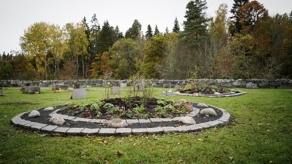 En askgravplats är ett mellanting mellan minneslund och gravplats. 