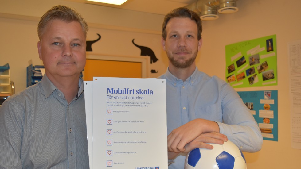 Anders Gustafsson, skadeförebyggare och Emil Eklund, kommunikatör Länsförsäkringar Kalmar, besökte Astrid Lindgrens Skola som deltar i satsningen Mobilfri skola.