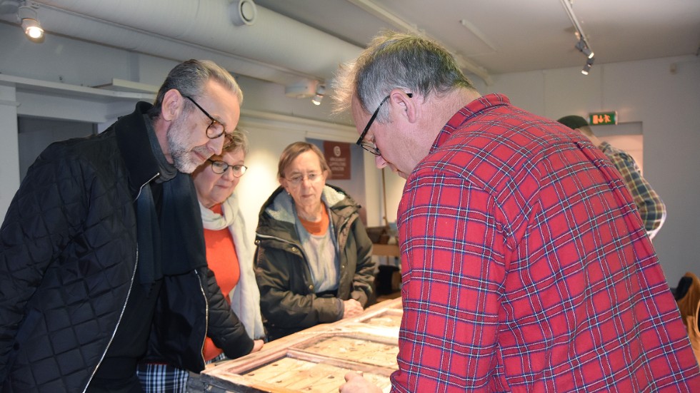 Bertil Mannesson, Maria Löfgren och Sara Mannesson tittar på när Kent Vesterlund, Byggnadsvård, repar ett fönster. 