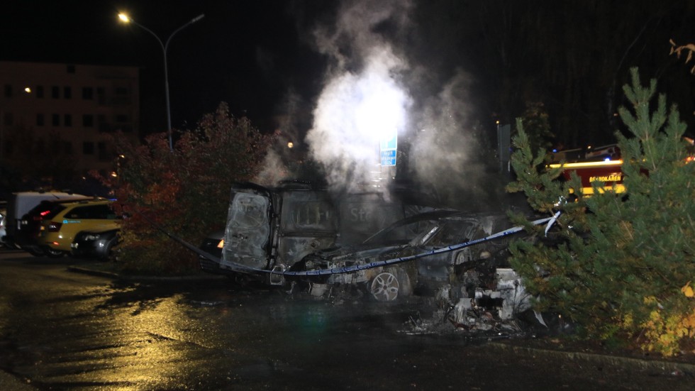 Dramatisk natt i Märsta med bilbränder och explosion.