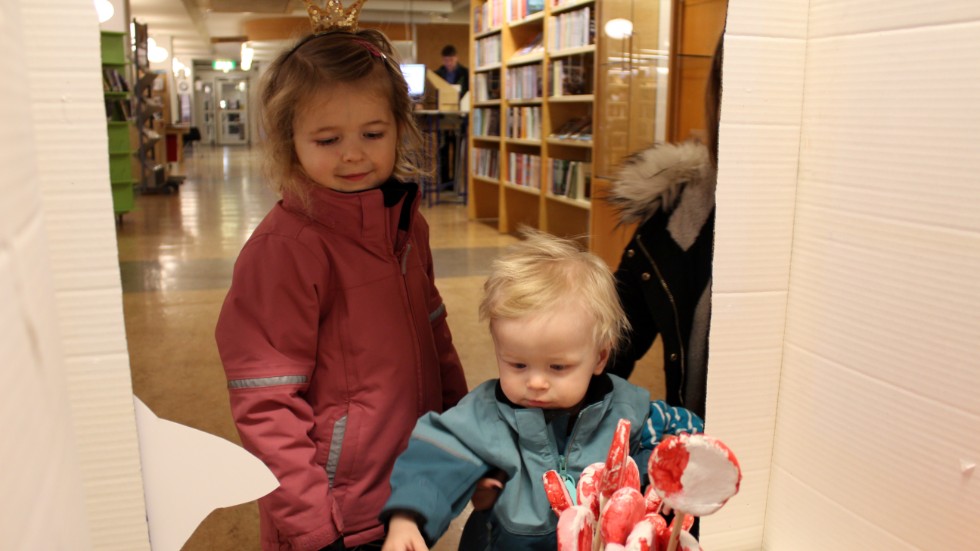 Thea och Noel var på besök i biblioteket tillsammans med mamma Josefine.